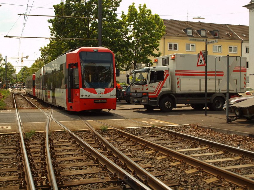 KVB Bahn entgleist Koeln Suelz Hermeskeilerstr Am Beethovenpark P018.JPG